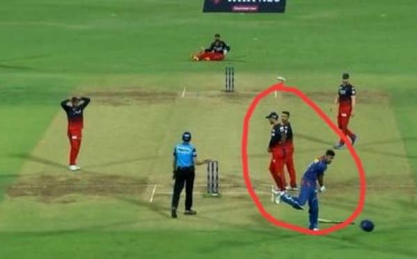 IPL - RCB Players obstructs the avesh khan final run created controversy