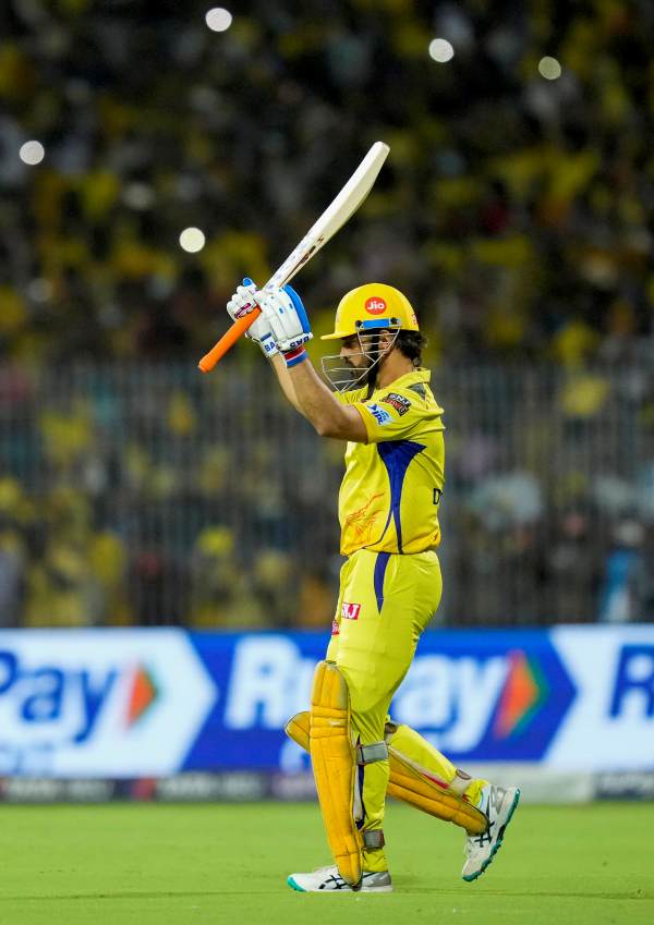 CSK Captain MS Dhoni is the only player to score 1000 runs in the last 2 overs in IPL history 