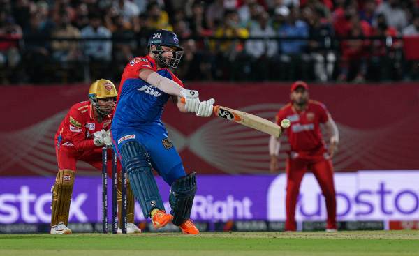 Rossouw and Prithvi shaw big hitting made DC put 214 runs as target 