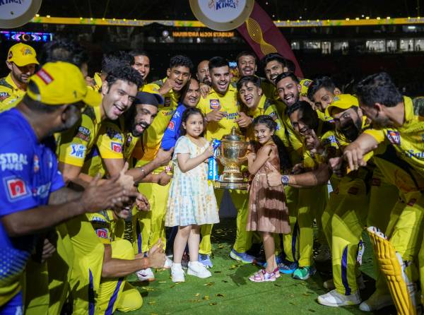 CSK: When CSK players were celebrating, MS Dhoni went near to the ground staff and took a picture with them 