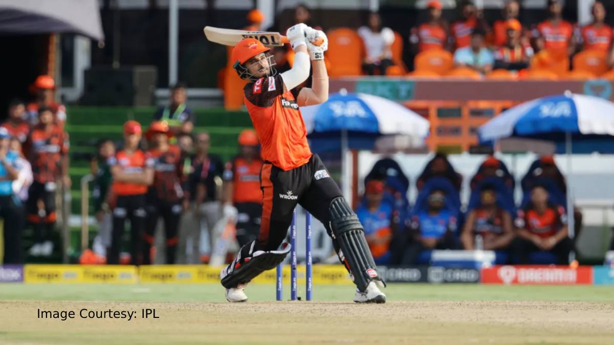 Controversial decision of no-ball by the third umpire, the SRH fans in the stadium are showing their frustrations at the LSG dugout 
