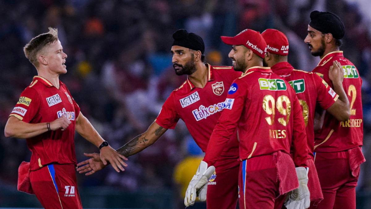 Shikhar Dhawan criticizing bowlers for giving more runs in bowling vs MI 