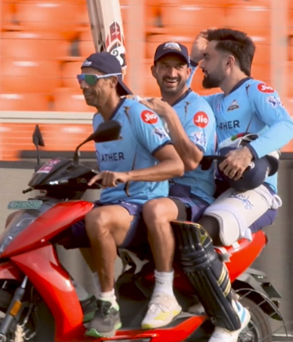 Watch the video of Ashish nehra going triples in the stadium ahead of final