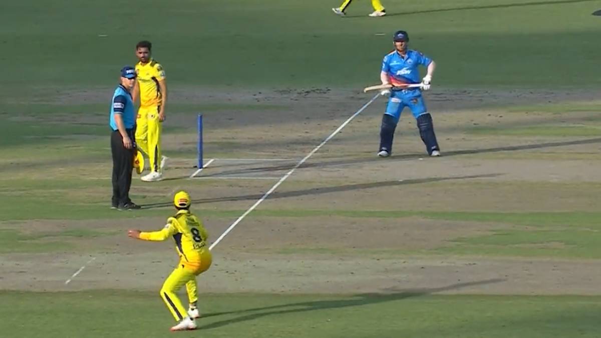 David warner imitates jadeja by swining the bat in csk vs dc match