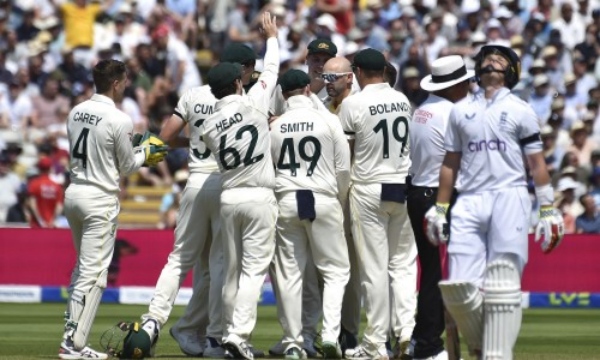 Ashes 1st test -England scoring runs quickly in the first session vs australia 
