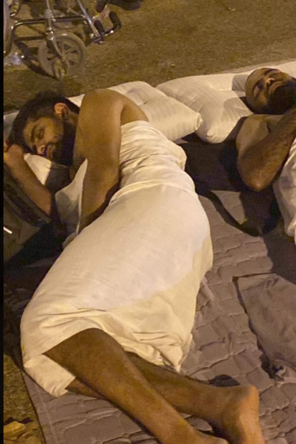 Pakistan cricketer Babar azam sleeping in floor during haj pilgrim
