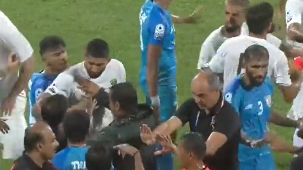 SAFF Football - India, Pakistan Players fights each others as indian coach gets red card