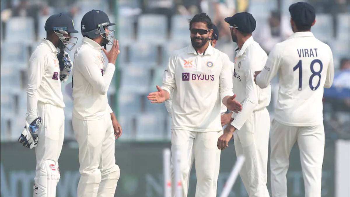 Sunil Gavaskar advices indian team to get close the total of australia 