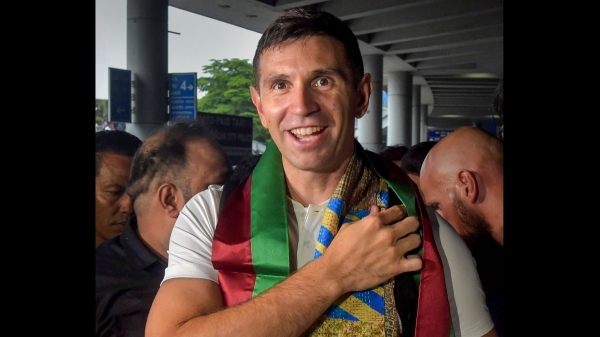 Argentinas 2022 FIFA World Cup winning Goal Keeper Emiliano Martinez arrives at West Bengal 