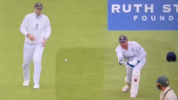 Like Alex Carey, England Wicket Keeper Johnny Bairstow is attempting to run out Marnus Labuchangne 