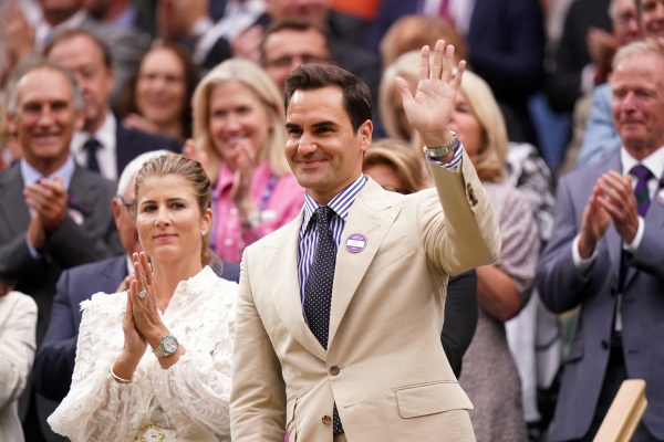  Wimbledon 2023 - Andy Murray wins first round as crowd welcomes roger federer