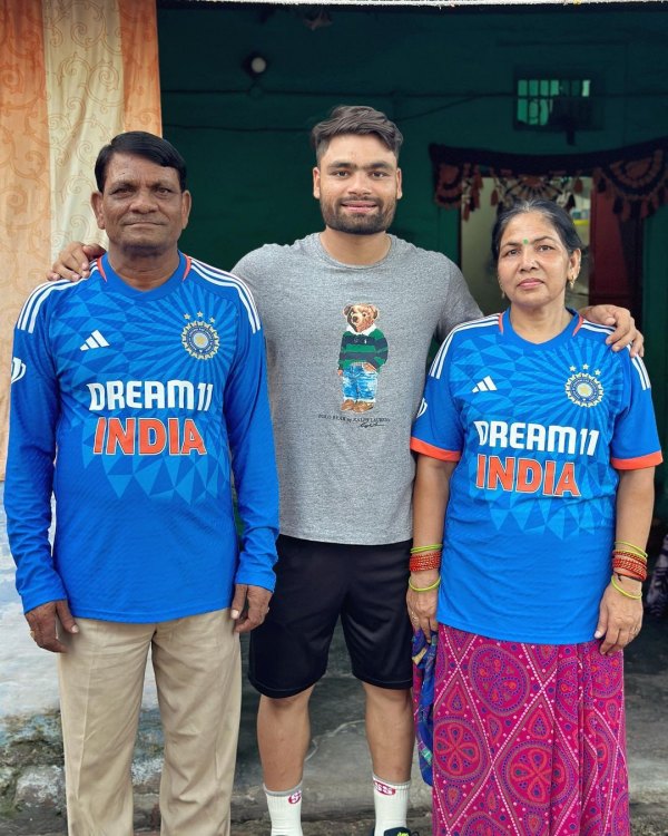 Indian Young cricketer Rinku Singh shared a photo with their parents on Indian Jersey 