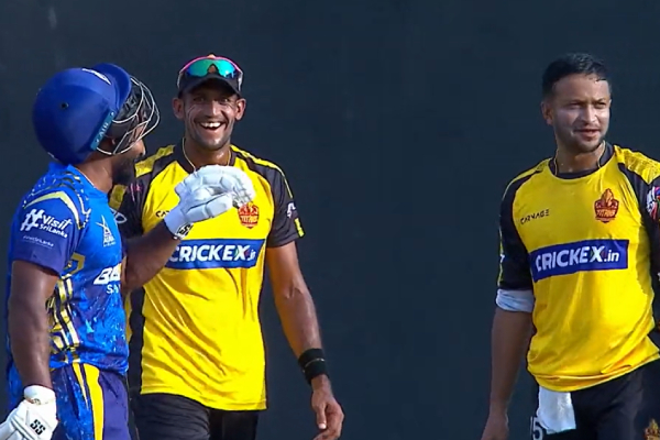 6 feet snake stops the play for more than 5 mins in the Lanka Premier League 2023 