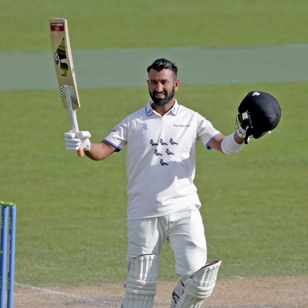  ஆனால், அவர் ரன் அவுட் ஆகவில்லை. அடுத்த சில நிமிடங்களில் அம்பயர்கள் இந்த சம்பவம் குறித்து சசக்ஸ் அணி வீரர்களுக்கு அவர்கள் செய்தது விதிப்படி தவறு என விளக்கினர். அப்போது அதை எதிர்த்து சில வீரர்கள் வாதம் செய்தனர். இந்த நிலையில், ஜேக் கார்சன், டாம் ஹெய்ன்ஸ் மற்றும் அரி கார்வேலஸ் ஆகிய மூன்று வீரர்களுக்கு பெனால்ட்டி கொடுக்கப்பட்டது. 