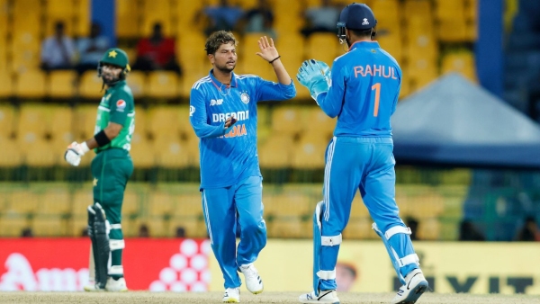 India Pakistan match - Kuldeep Yadav brilliant spell destroys pakistan batting