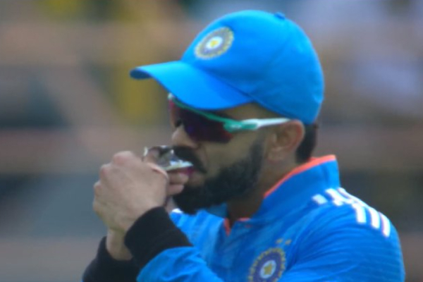India australia 3rd odi match - Virat kohli eating chocolate while warner assaulted bowlers 