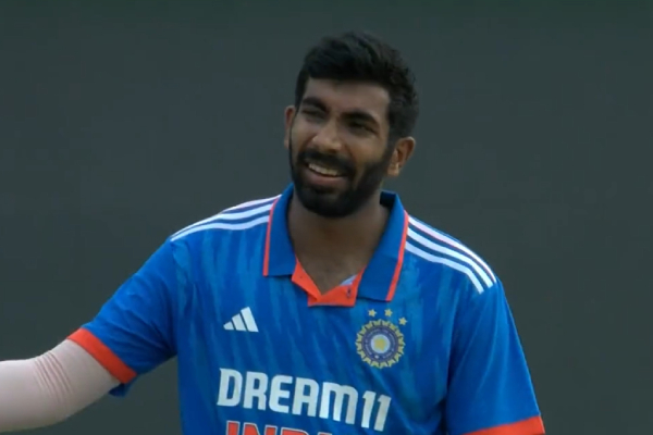 Glenn Maxwell gone for 5 runs to Bumrahs yorker in India vs Ausrtralia 3rd ODI