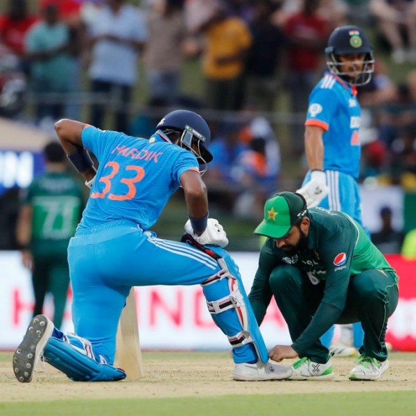India Match Pakistan: Babar Azam helps Hardik Pandya to tie his Shoe Lace photo in Trending in Social Media 