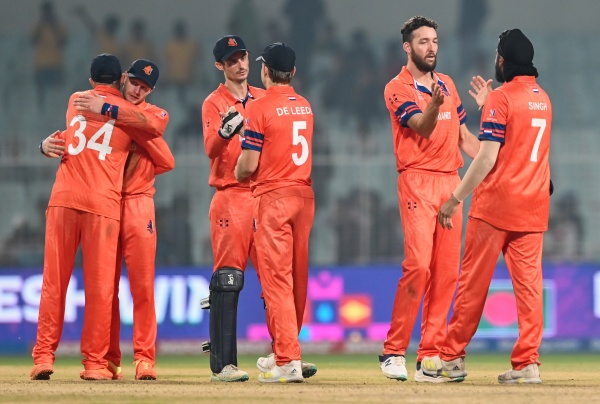 Bangladesh fan beats himself with sliper after their team lost vs netherland 