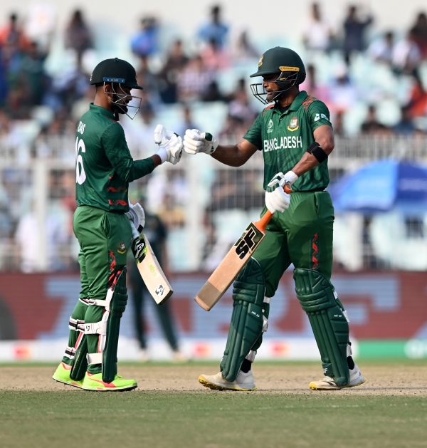 Pakistan vs Bangladesh : Fans lost interest after Bangladesh all out for 204 runs 