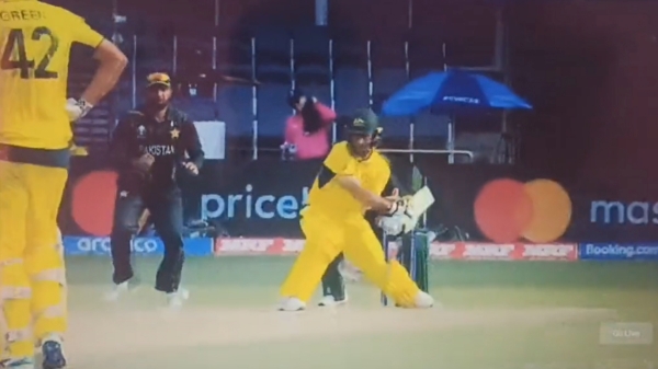 Iftikhar Ahmed slip fielding blunder to Maxwell switch hit in Pak vs Aus match
