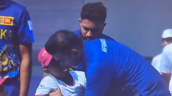 Srilanka captain Kusal mendis saved the fainted kid during national anthem