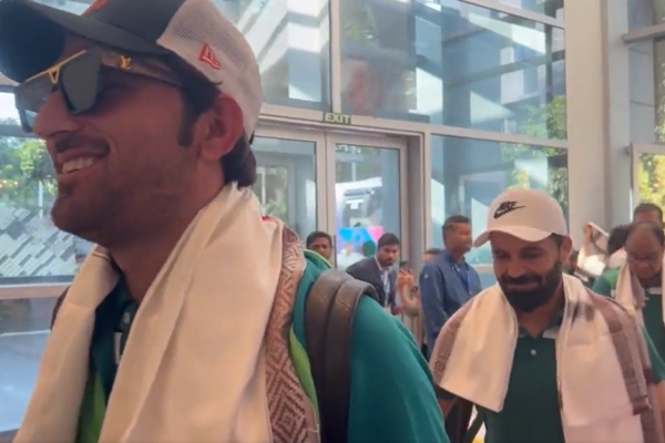Pakistan cricketers welcomed with white shawl instead of saffron to avoid controversy