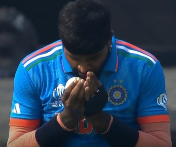 INDIA vs PAKISTAN : Hardik Pandya did a magic to ball and got wicket INDIA vs PAKISTAN : Hardik Pandya did a magic to ball and got wicket