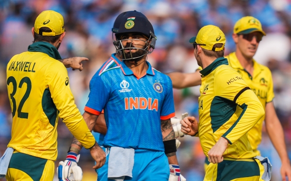 Ind vs aus world cup final - Australia cricketers playing mind games by throwing ball to kohli 