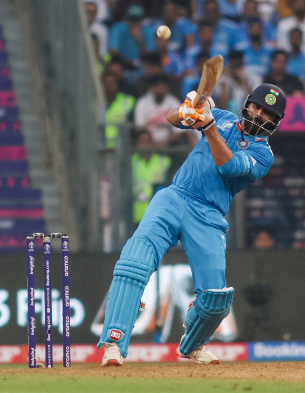 Rohit sharma is angry on Jadeja for giving strike to Mohammed shami vs sl Rohit sharma is angry on Jadeja for giving strike to Mohammed shami vs sl