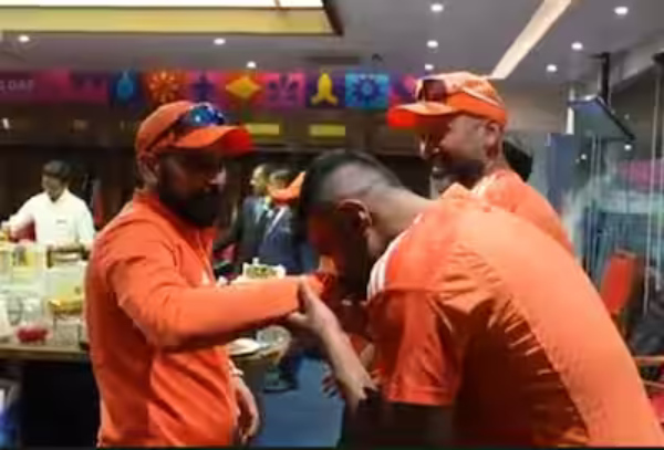 Ravichandran Ashwin kisses the hand of Mohammad Shami after the 7 Wicket haul against New Zealand in ICC 50 over world cup 