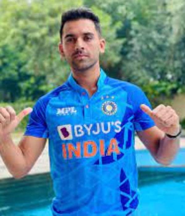 Fans asking Why Vijay shankar and deepak chahar not selected as replacement for Hardik pandya 