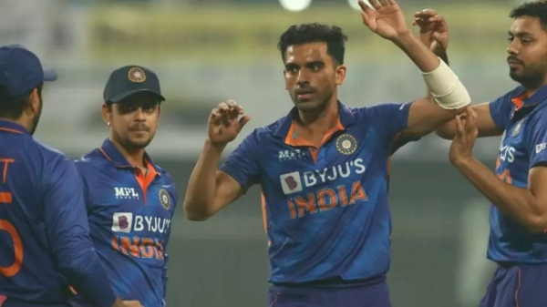 Ind vs aus 4th t20 - Deepak chahar shows his anger to Mukesh kumar for misfield