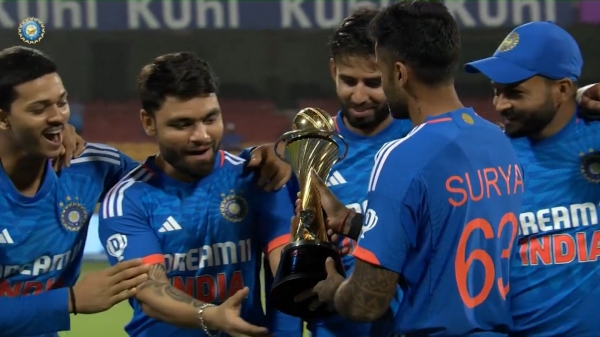 INDIA vs AUSTRALIA: Suryakumar Yadav handed over the Trophy to Rinku Singh and Jitesh Sharma at Bangalore 