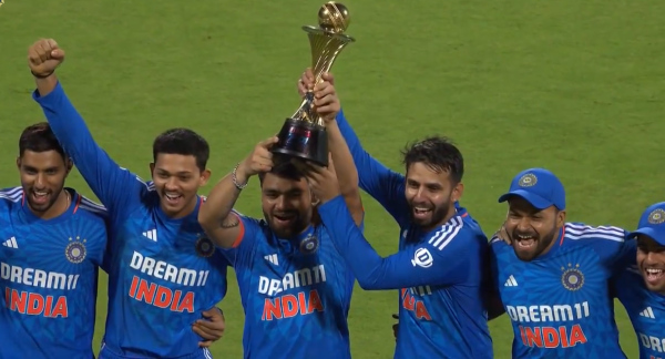 INDIA vs AUSTRALIA: Suryakumar Yadav handed over the Trophy to Rinku Singh and Jitesh Sharma at Bangalore 