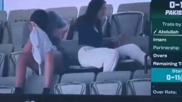 Aus vs Pak 2nd test - Lovers caught by camera man during romance in stadium