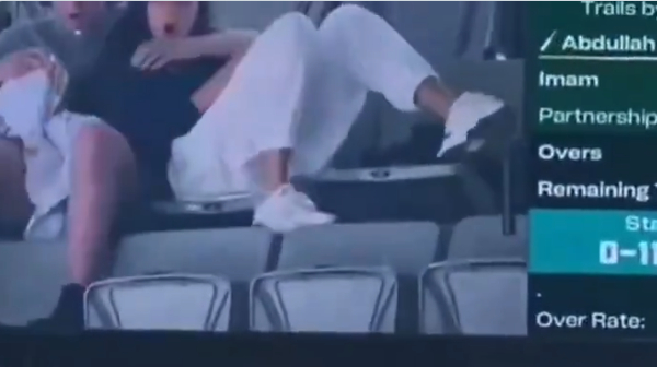 Aus vs Pak 2nd test - Lovers caught by camera man during romance in stadium