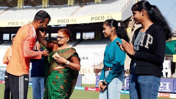 India vs England : Aakashdeep takes blessings from his mother India vs England : Aakashdeep takes blessings from his mother