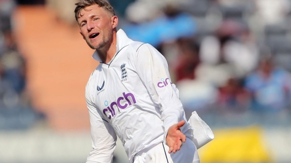  India vs England : Joe Root injured in right finger on third day of Vizag Test 