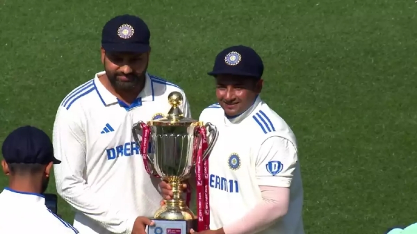 India vs England Rohit Sharma handed over the trophy to Safaraz Khan and Dhruv Jurel India vs England Rohit Sharma handed over the trophy to Safaraz Khan and Dhruv Jurel
