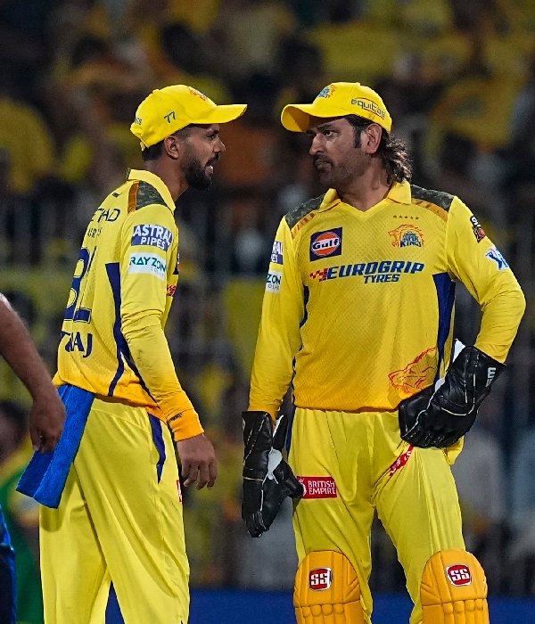 IPL 2024 Ruturaj Gaikwad follows the MS Dhoni style to know the wind direction during the RCB vs CSK Match at Chepauk