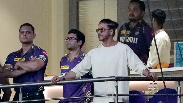 KKR vs SRH Actor and KKR Owner Shah Rukh Khan caught smoking during the KKR vs SRH Match in IPL 2024