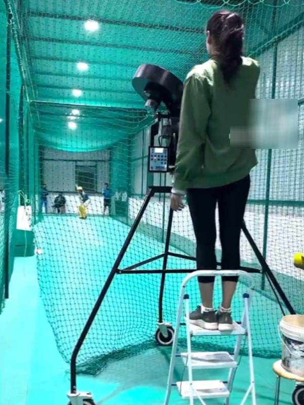 IPL 2024 - Deepak chahar getting Batting practice from his sister Malti chahar