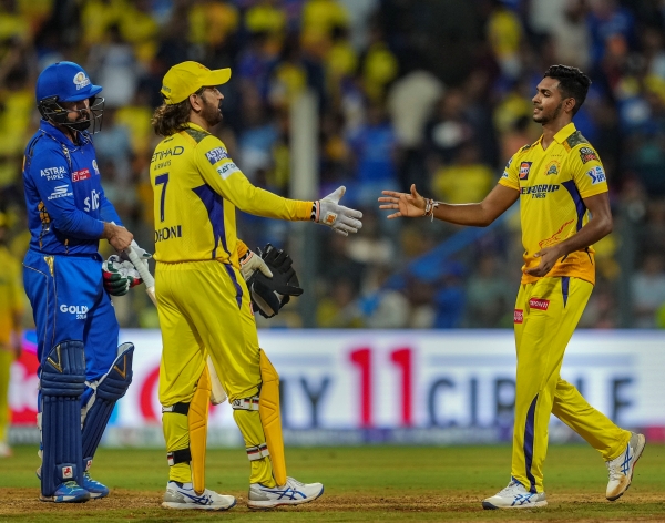 IPL 2024 MI vs CSK MS Dhoni and Ruturaj Gaikwad gave their own Medicine of Mumbai Indians with Pathirana at Death