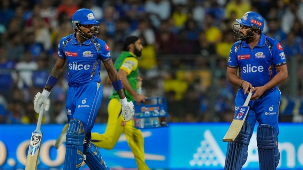 CSK vs MI Rohit Sharma laughed at Hardik Pandya after MS Dhoni hit huge six
