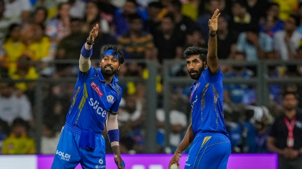 IPL 2024 PBKS vs MI Match Bumrah convinced Hardik to take the review and dismissed Sam Curran in his 1st over against Punjab