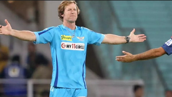 IPL 2024 - LSG coach Jhonty Rhodes teaches a fan great lesson for wasting time