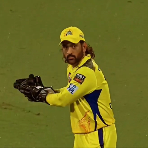 IPL 2024 CSK vs SRH MS Dhoni signals Daryl Mitchell to come front in deep point to dismiss Travis Head