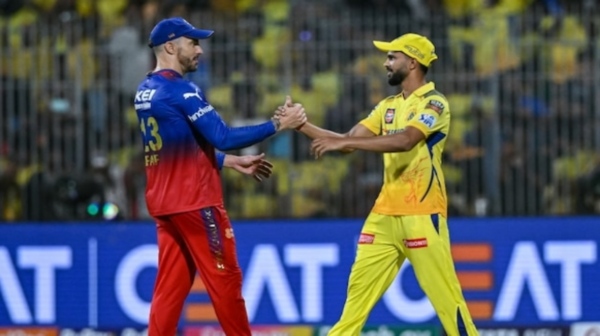 IPL 2024 - CSK Fans criticizing Ruturaj for Hugging Du plessis after disappointed performance