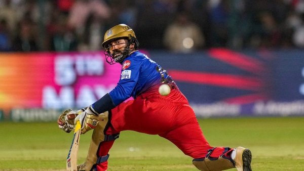 RCB vs GT IPL 2024 Dinesh Karthik says he was drinking coffee when RCB was chasing